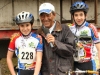 Le speaker et 2 cyclistes.jpg
